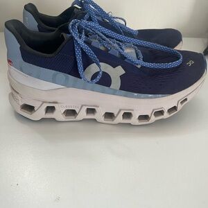 On Cloud CloudTech Helion | size 8. Shoe strings could use replacement